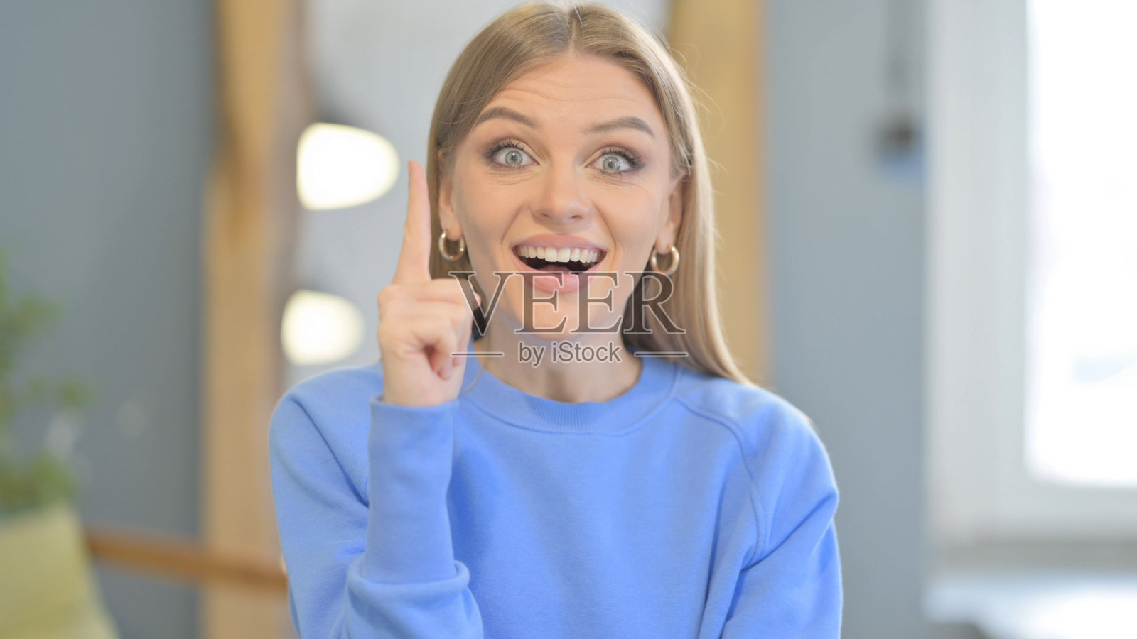 沉思的女人思考新计划的肖像照片摄影图片