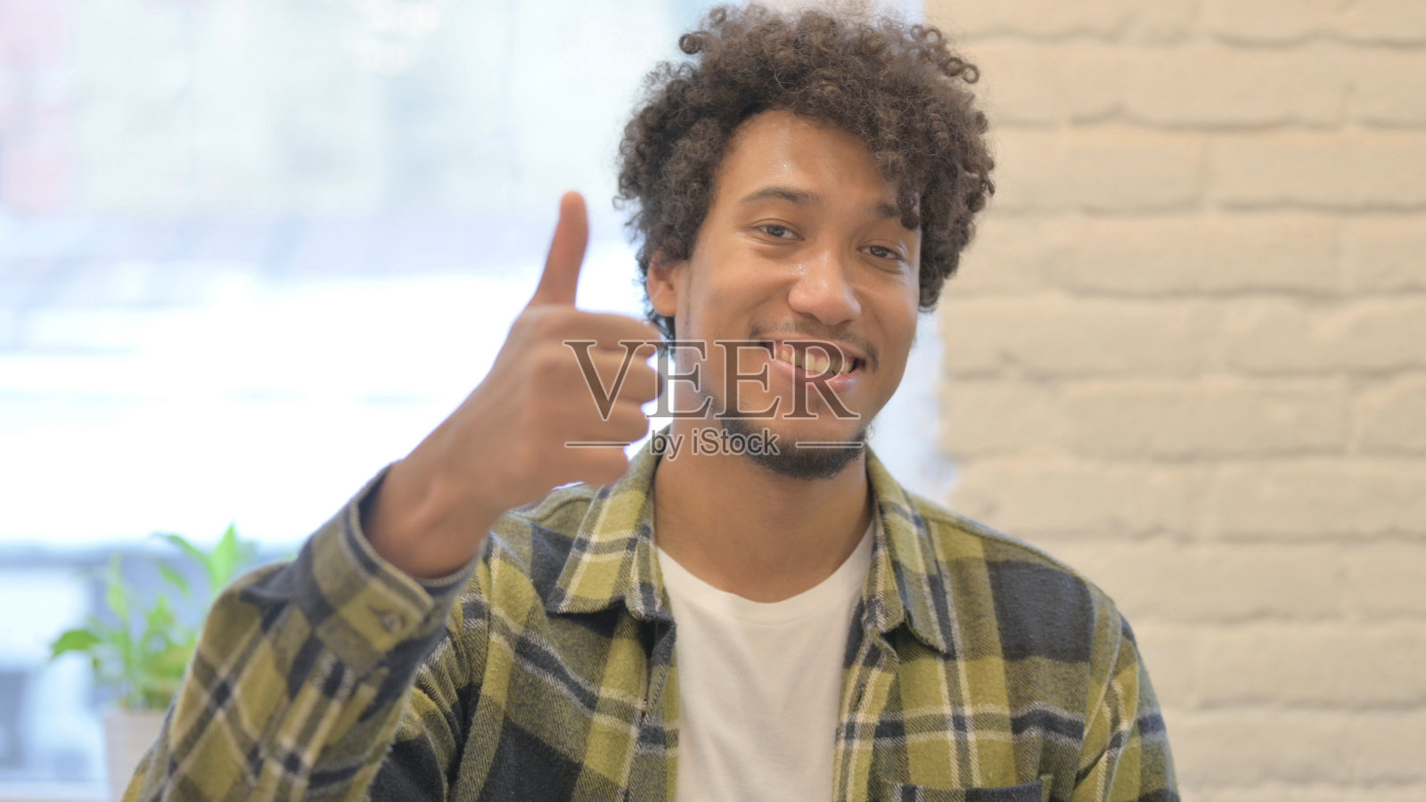 非洲男子竖起大拇指的肖像照片摄影图片