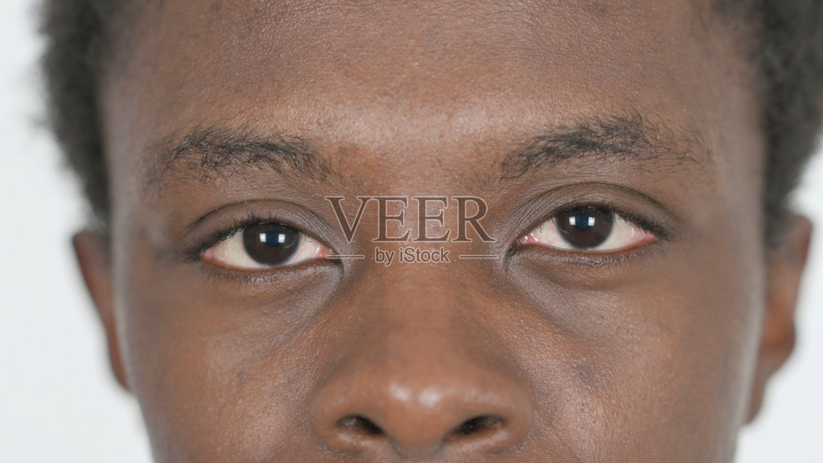 近距离的年轻非洲人眨眼的眼睛照片摄影图片