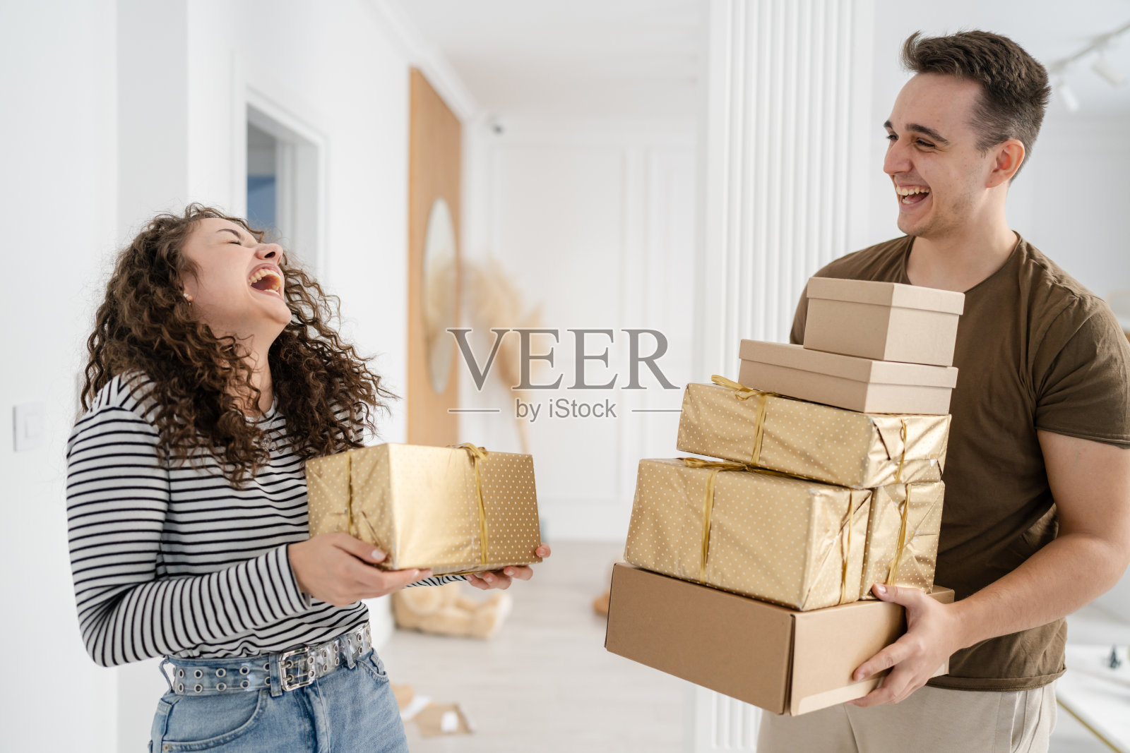 男人和女人送礼盒礼物在家里的节日惊喜概念照片摄影图片