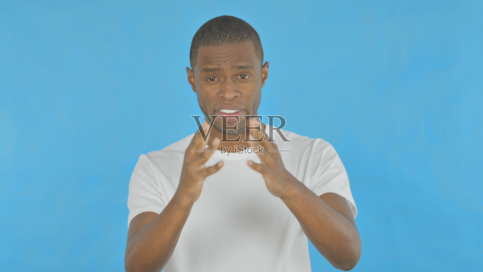 视频记录非洲人在蓝色背景上视频聊天照片摄影图片