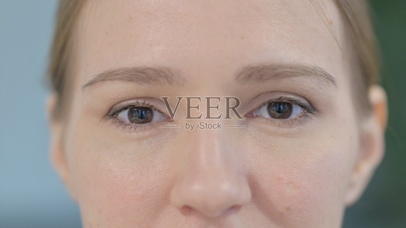 女性眨眼的眼睛特写照片摄影图片