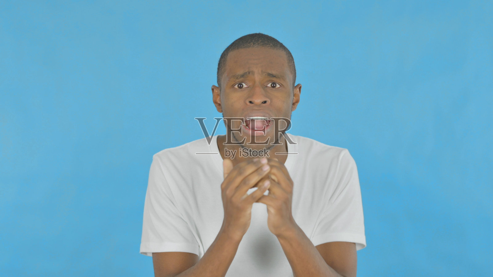失望的非洲人对蓝色背景的反应照片摄影图片