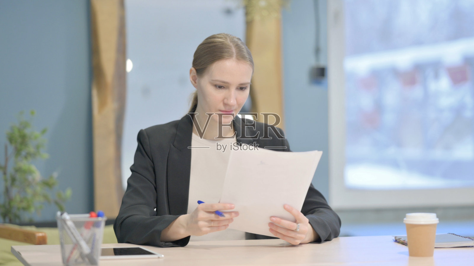 女商人在办公室阅读文件，文书工作照片摄影图片