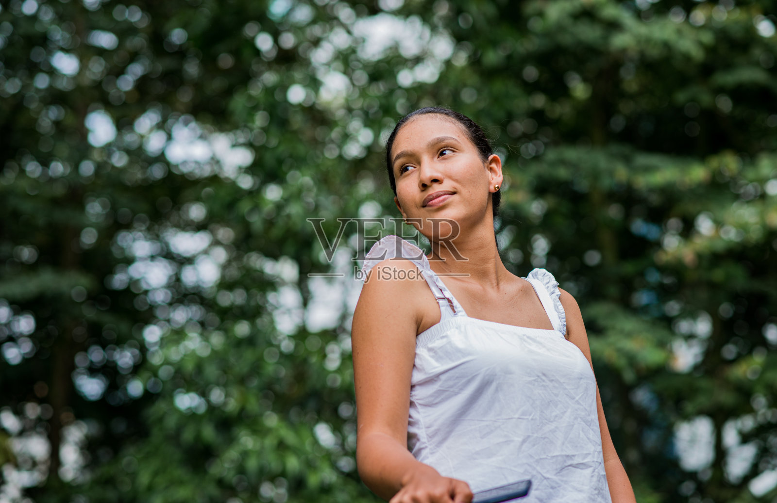 年轻女子在户外照片摄影图片