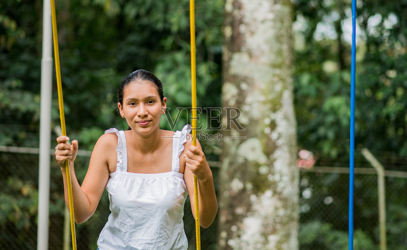 年轻女子在户外照片摄影图片