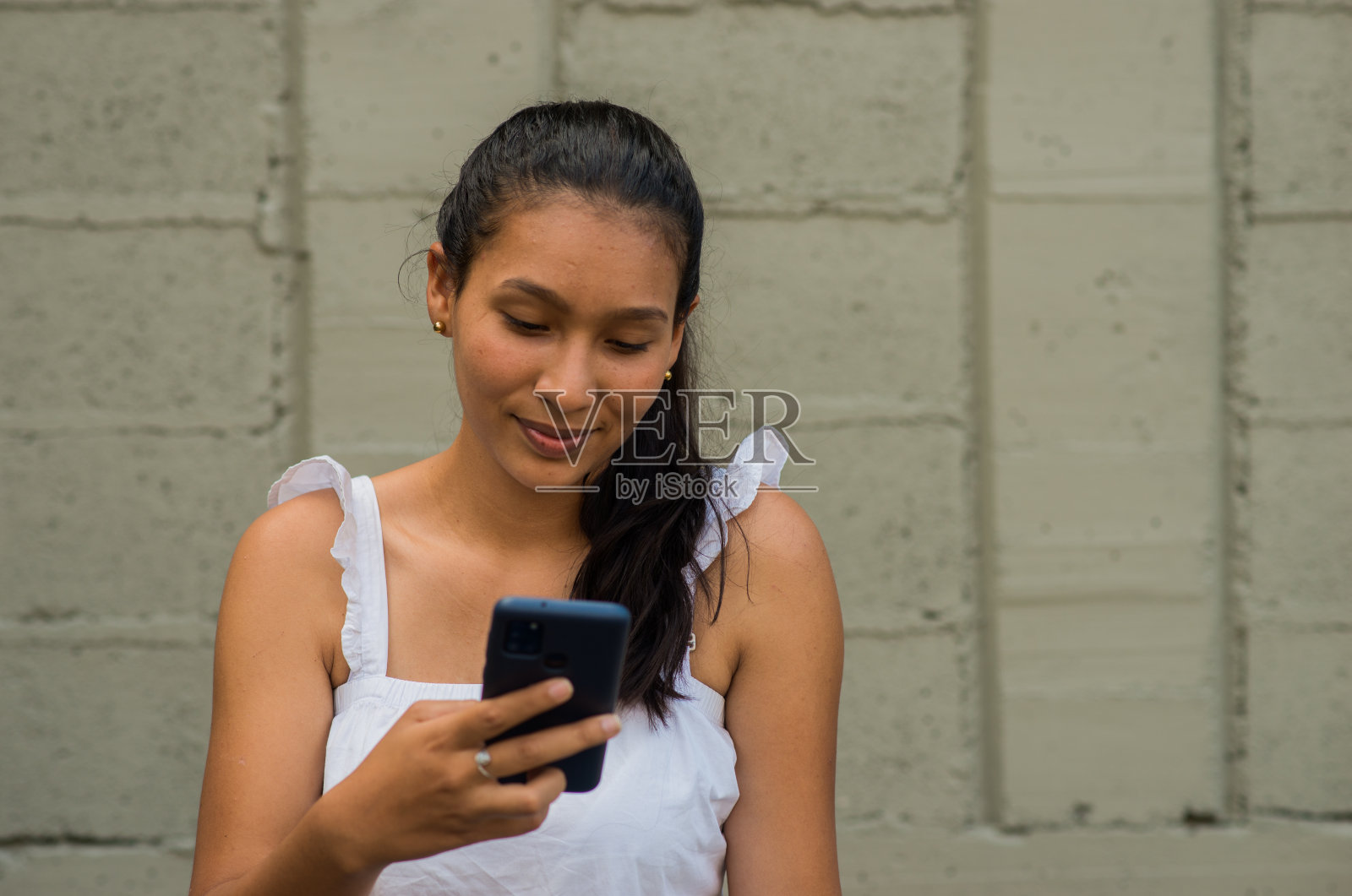 年轻女子在户外照片摄影图片