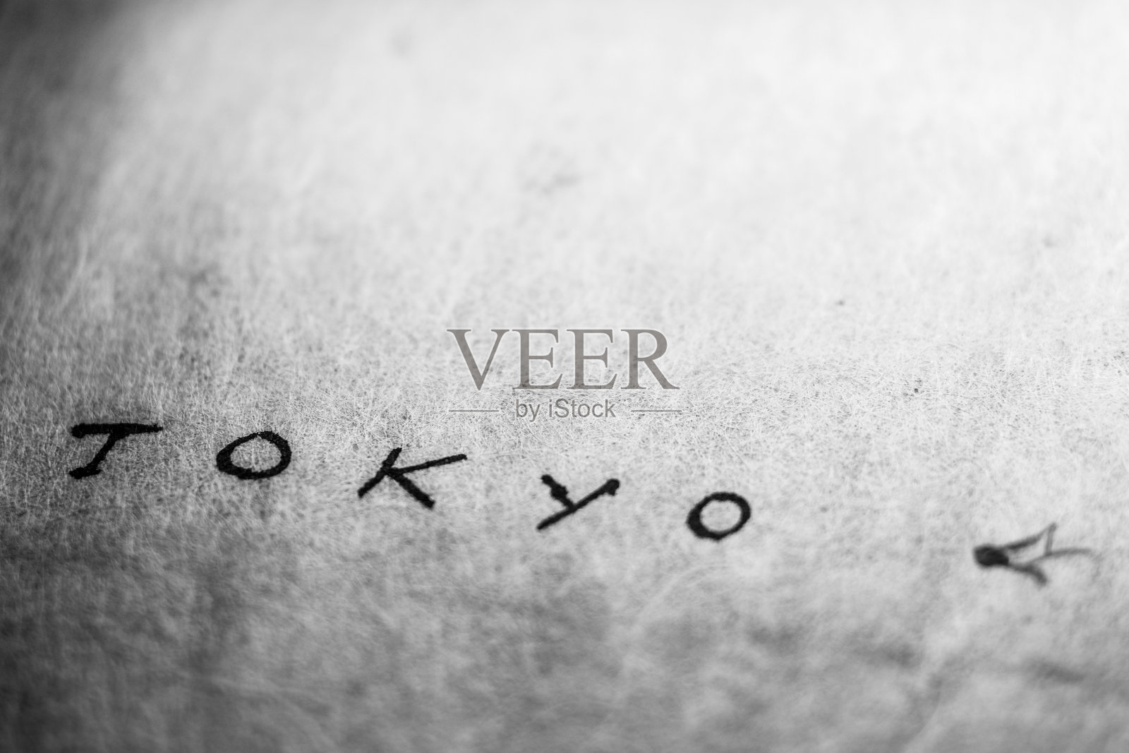 东京都市手写体。复古的旧纸B&W与空间上面照片摄影图片