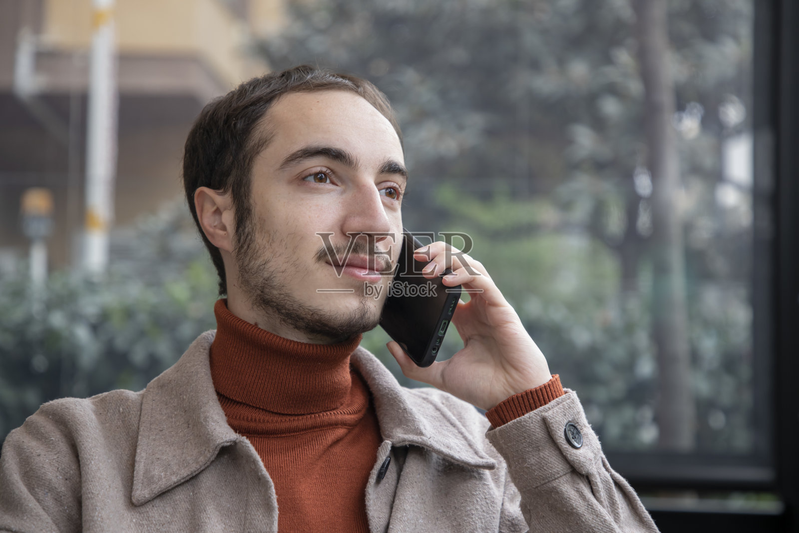 一个年轻人在打电话照片摄影图片