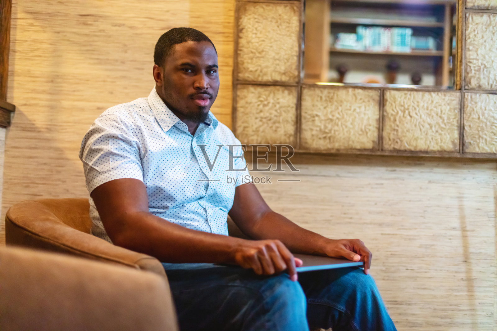 非洲成年男性从家里工作在远程办公空间照片系列照片摄影图片