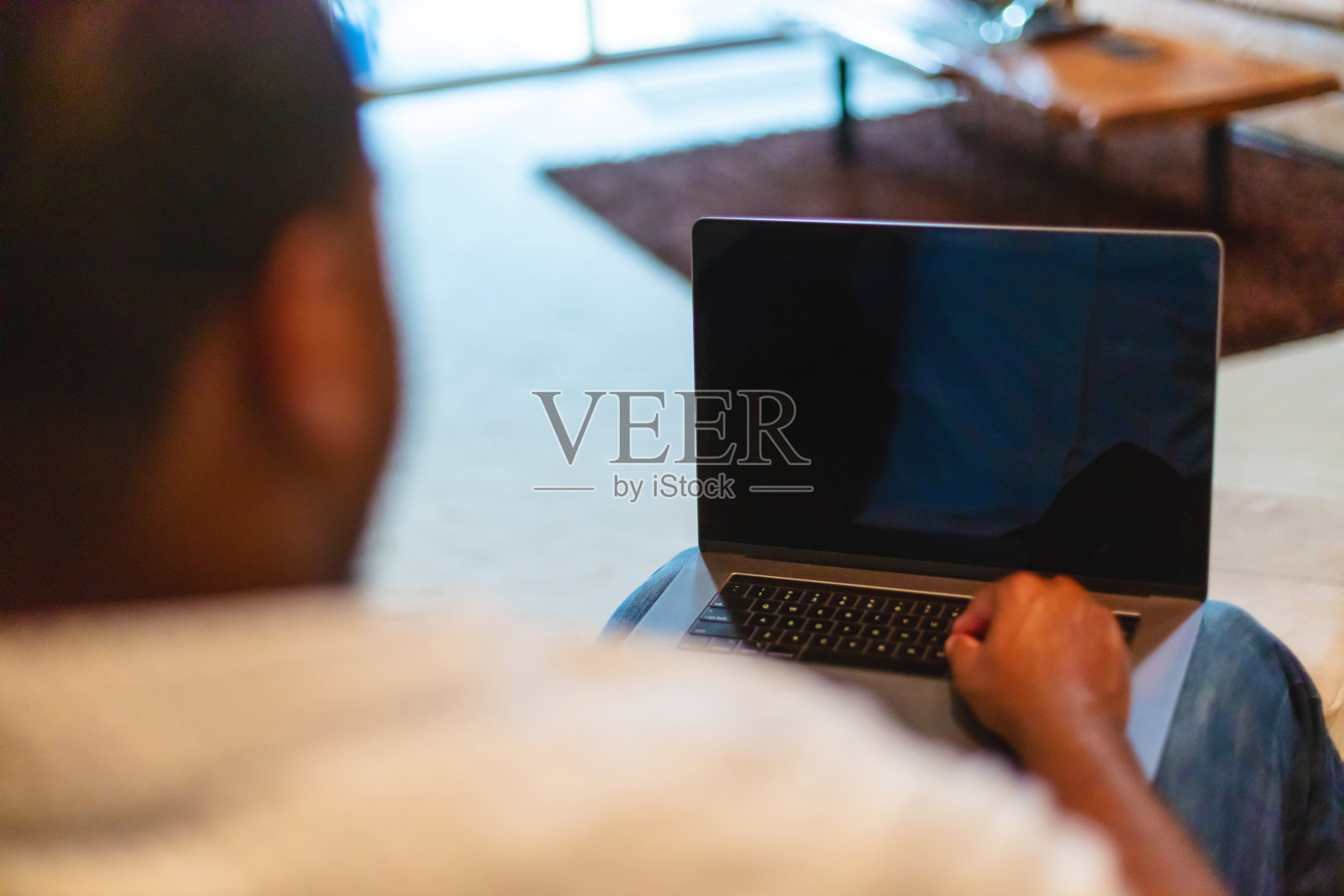 非洲成年男性从家里工作在远程办公空间照片系列照片摄影图片