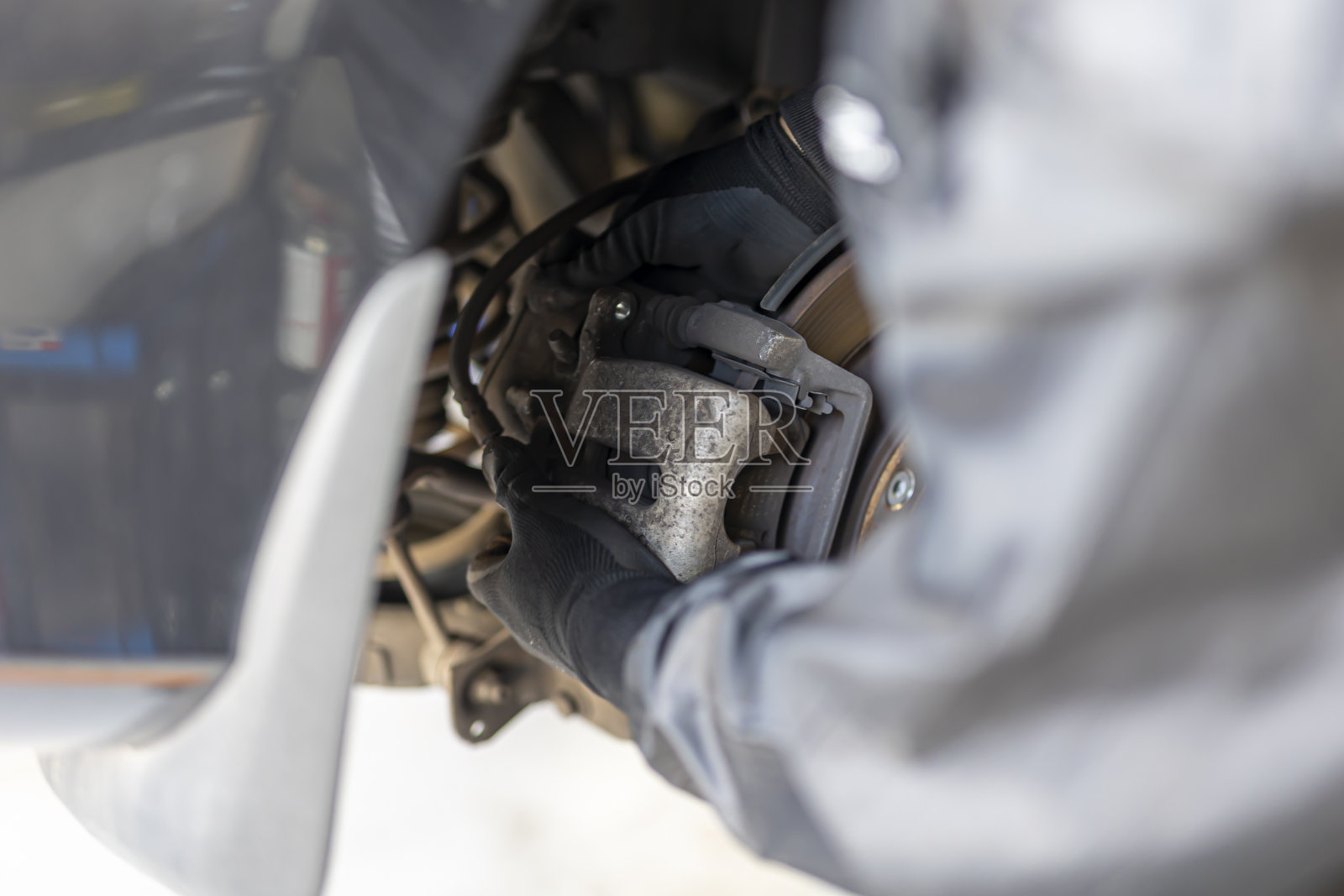 在汽车修理厂更换刹车片和轮胎照片摄影图片