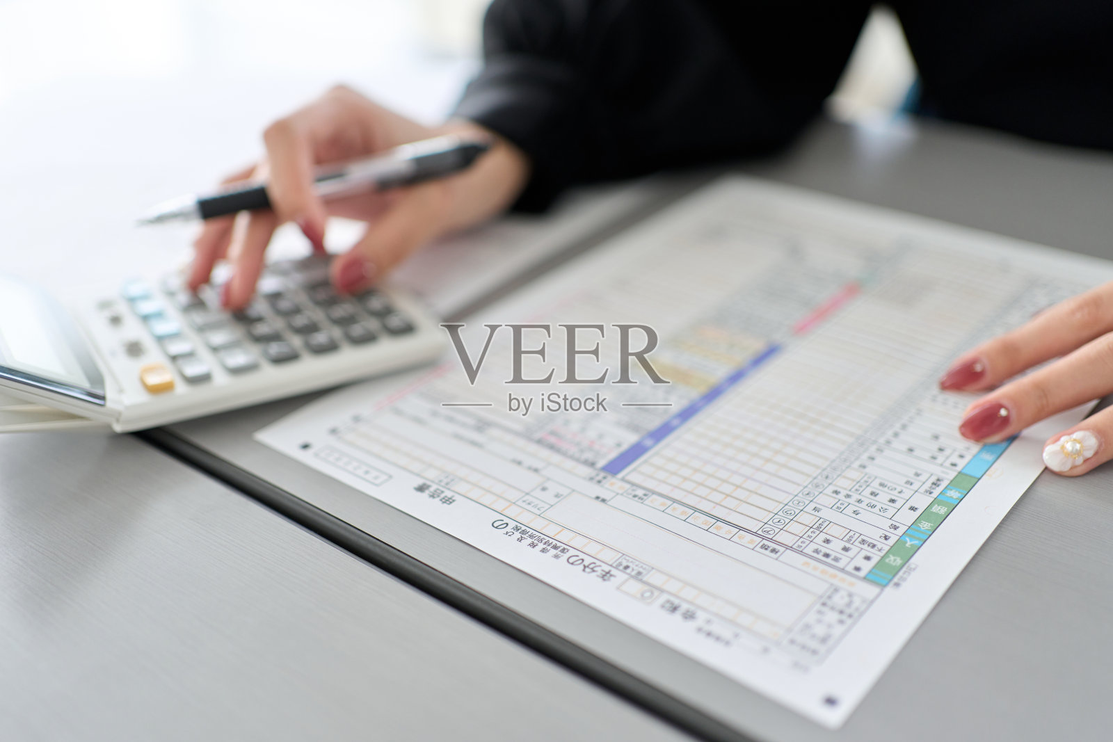 亚洲妇女准备纳税申报表照片摄影图片