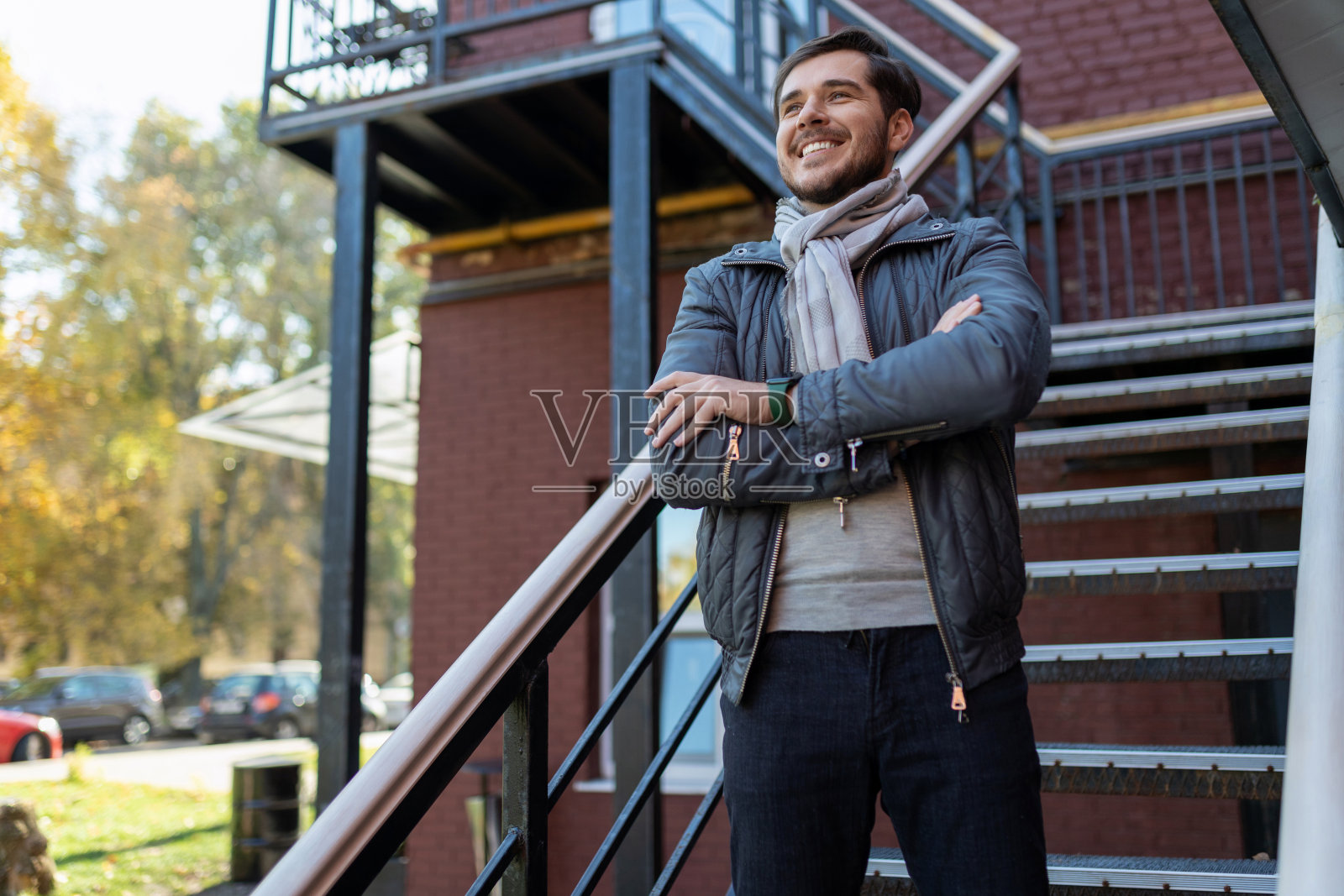 时髦的年轻人站在外面环顾四周照片摄影图片