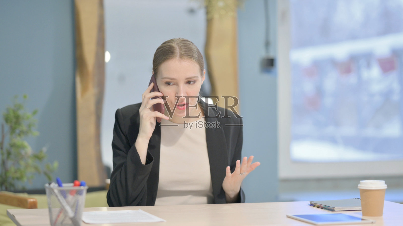 心烦意乱的女商人在智能手机上愤怒地说话照片摄影图片