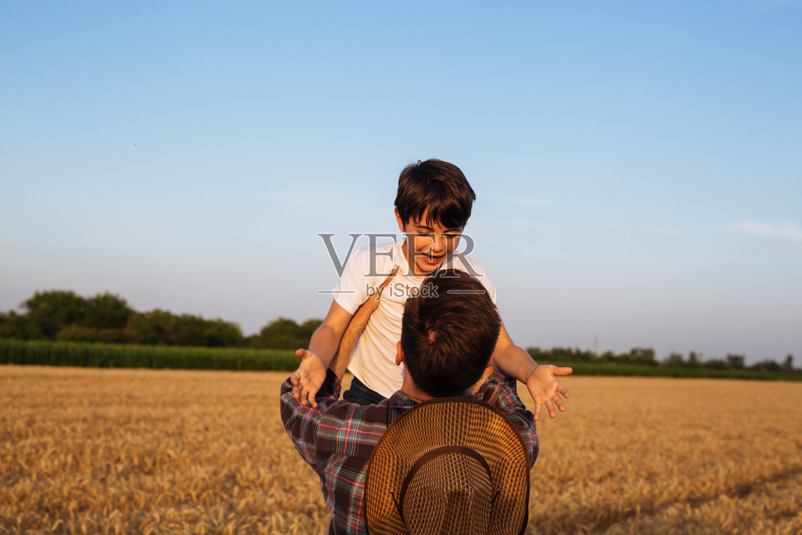 父子在户外照片摄影图片