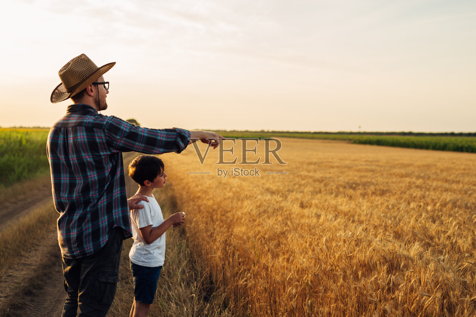 父子在户外照片摄影图片