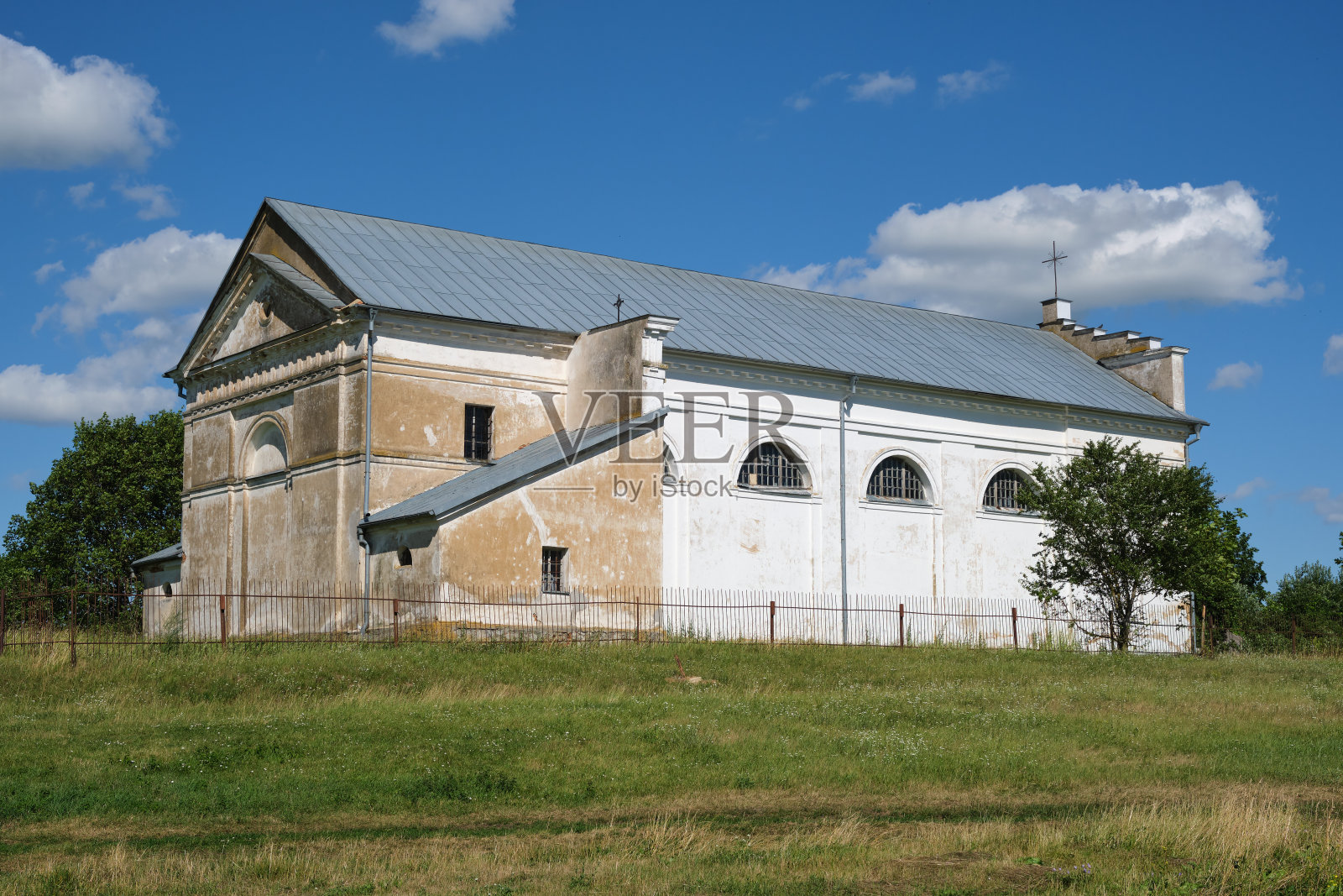 古老的圣乔治教堂在Svoyatichi村，布列斯特地区，白俄罗斯。照片摄影图片