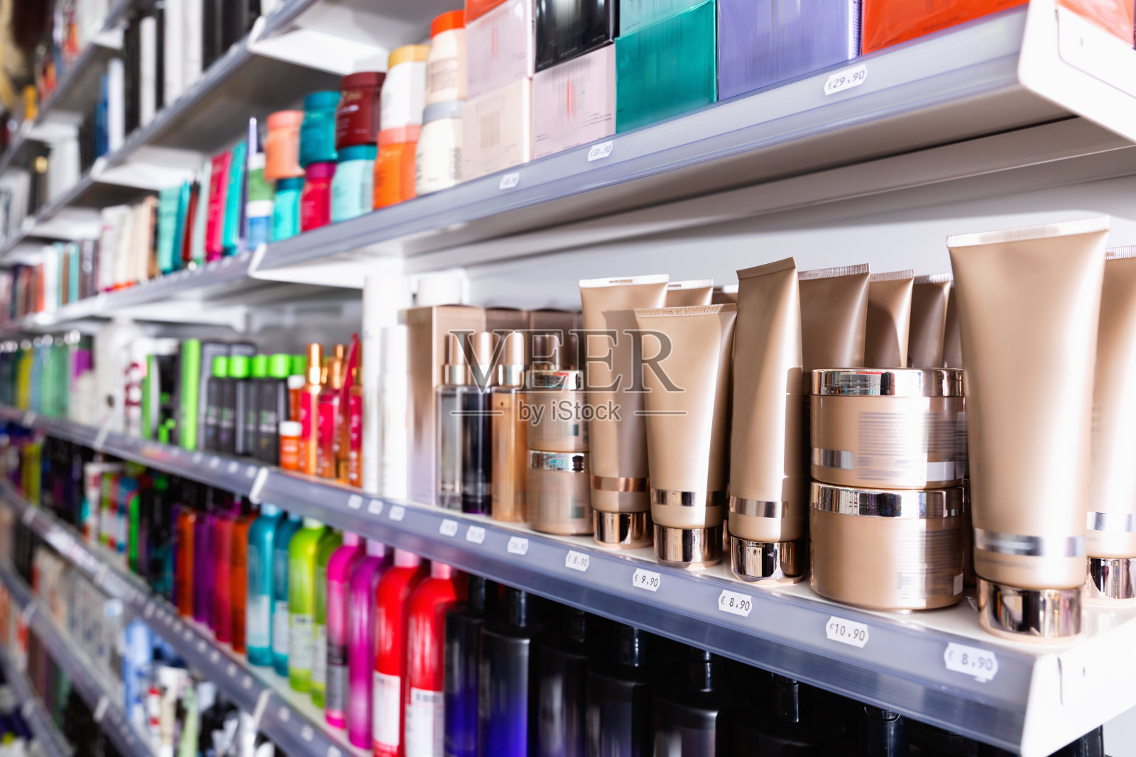 在化妆品精品店与各种护发护理彩色展示照片摄影图片