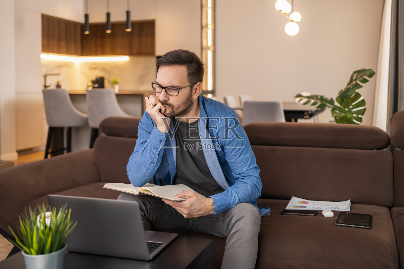 压力很大的人在发票上看到了坏消息照片摄影图片