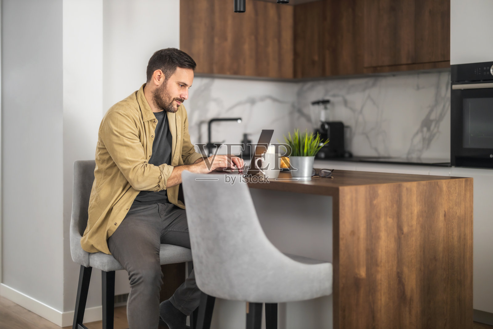 男子使用笔记本电脑，写电子邮件，在线会议或在线支付照片摄影图片