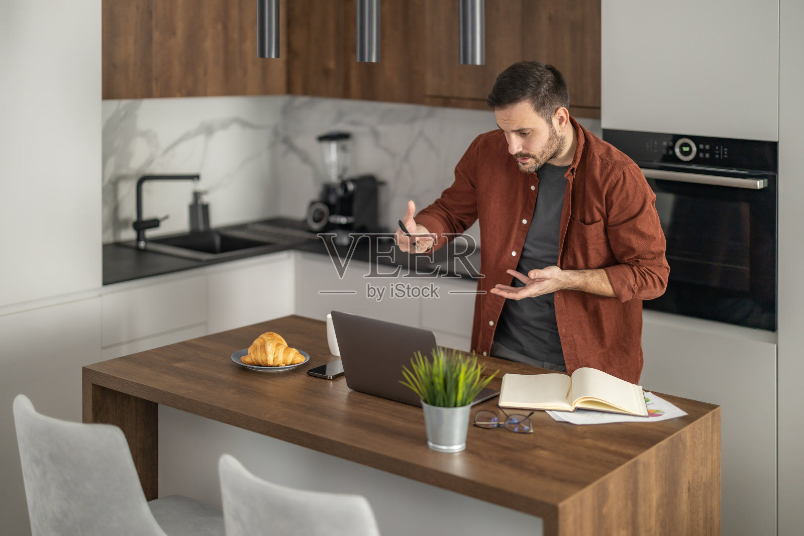 年轻人在家办公照片摄影图片