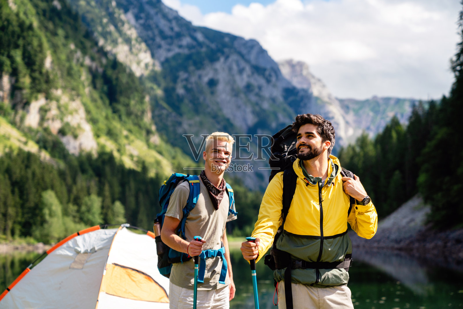 一群背着背包在森林里徒步的朋友。照片摄影图片