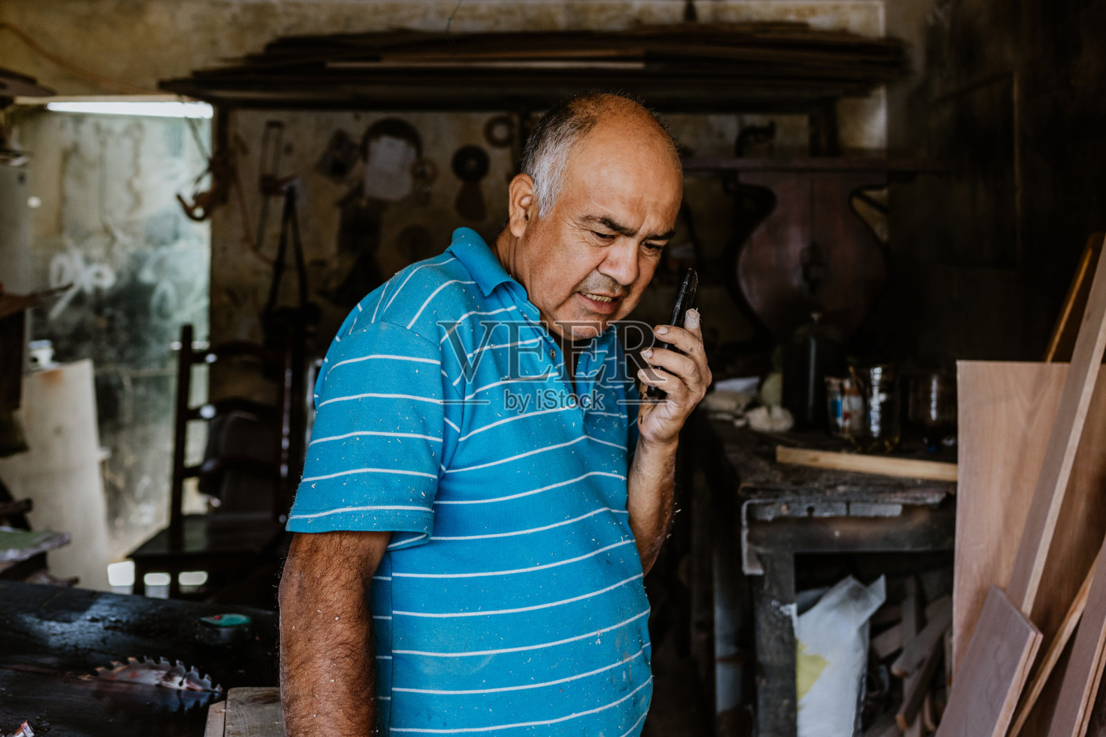 在拉丁美洲墨西哥的家具车间工作的西班牙老年男子木匠照片摄影图片