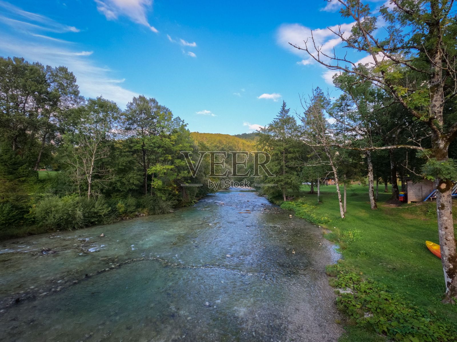在一个阳光明媚的夏日，美丽的湖景照片摄影图片