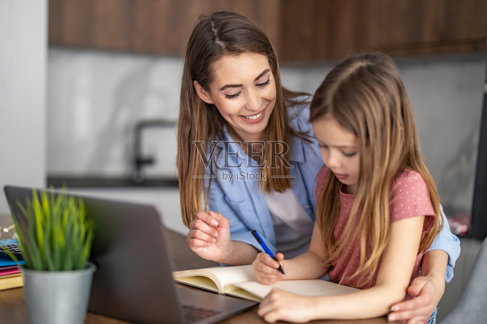 妈妈辅导孩子做作业照片摄影图片