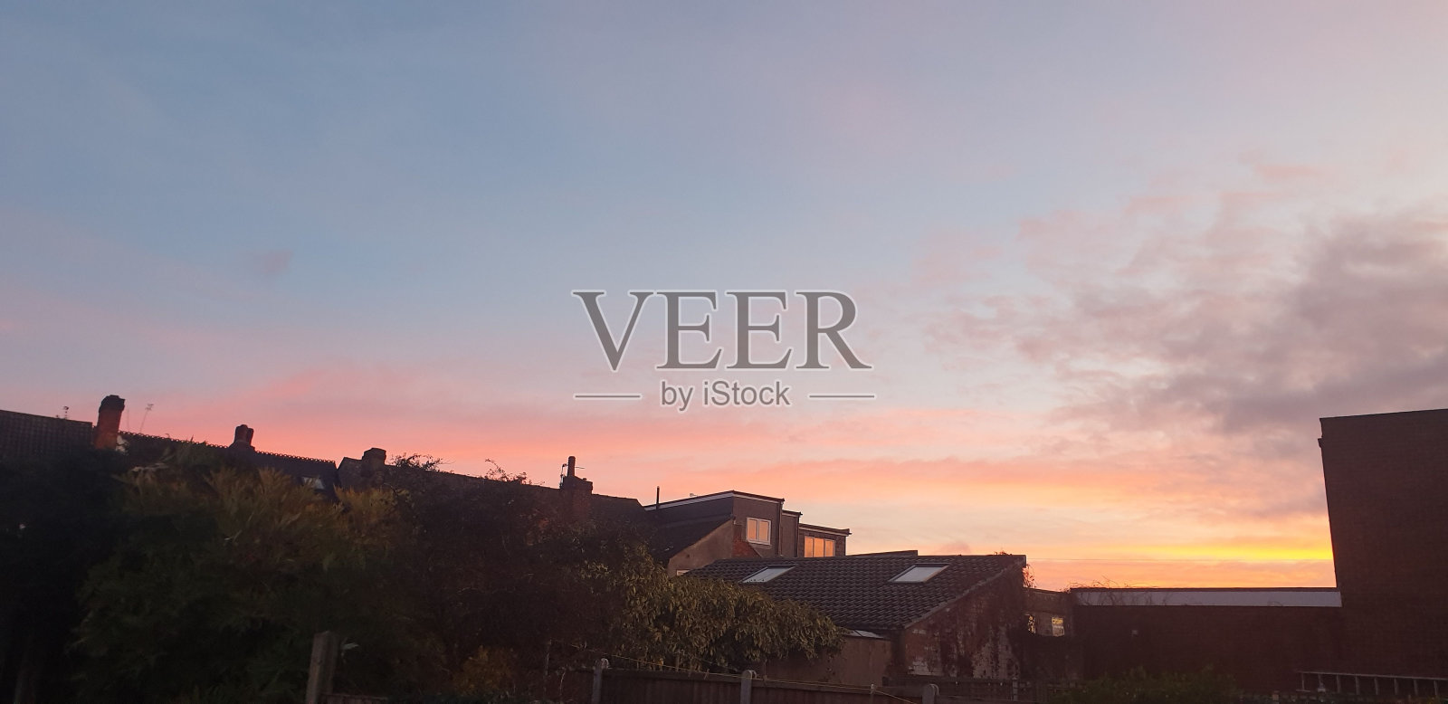 住宅屋顶上美丽的日落全景照片摄影图片