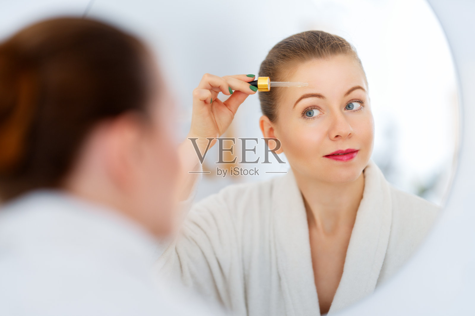 脸上涂了面霜的女人照片摄影图片