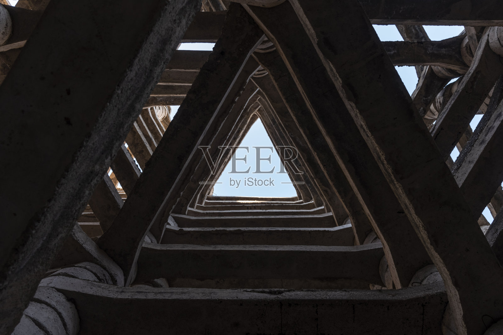 为了防止Areni村地区的泥石流，在山谷中建造了一个超过100米高的挡泥墙。照片摄影图片