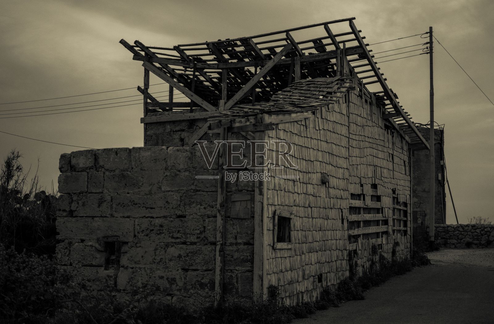 废弃的石头建筑，屋顶被毁照片摄影图片