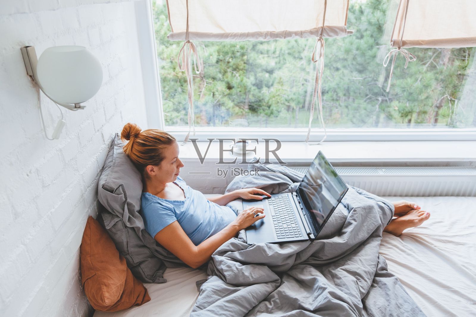 一个塞尔维亚女孩在家里用笔记本电脑工作的特写镜头照片摄影图片