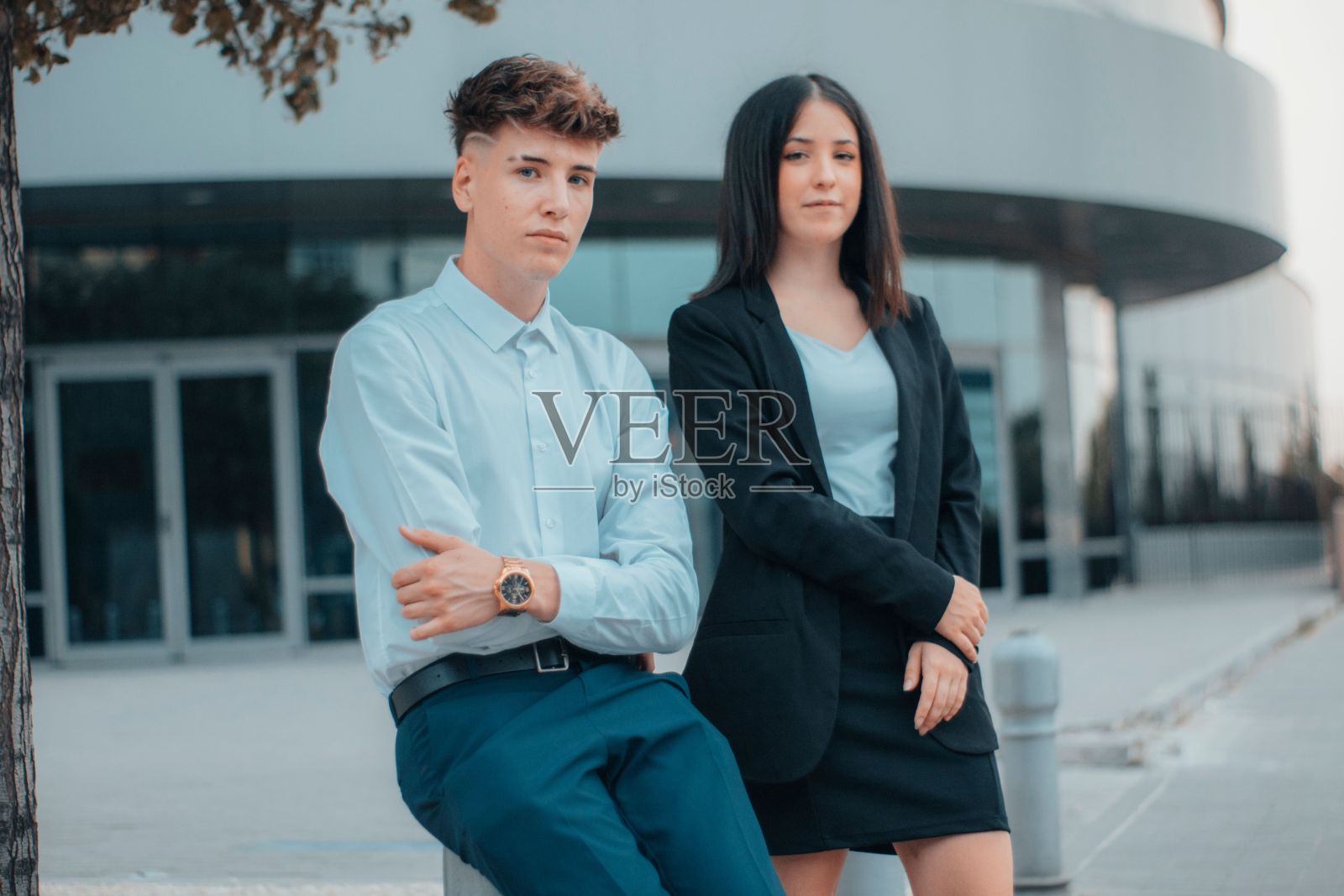 浅焦点镜头一对夫妇穿着职业装和商务套装照片摄影图片