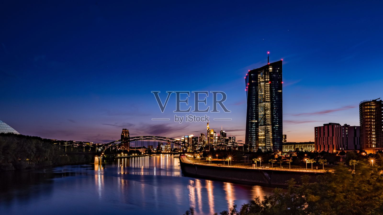 夜景法兰克福与灯光和水景照片摄影图片