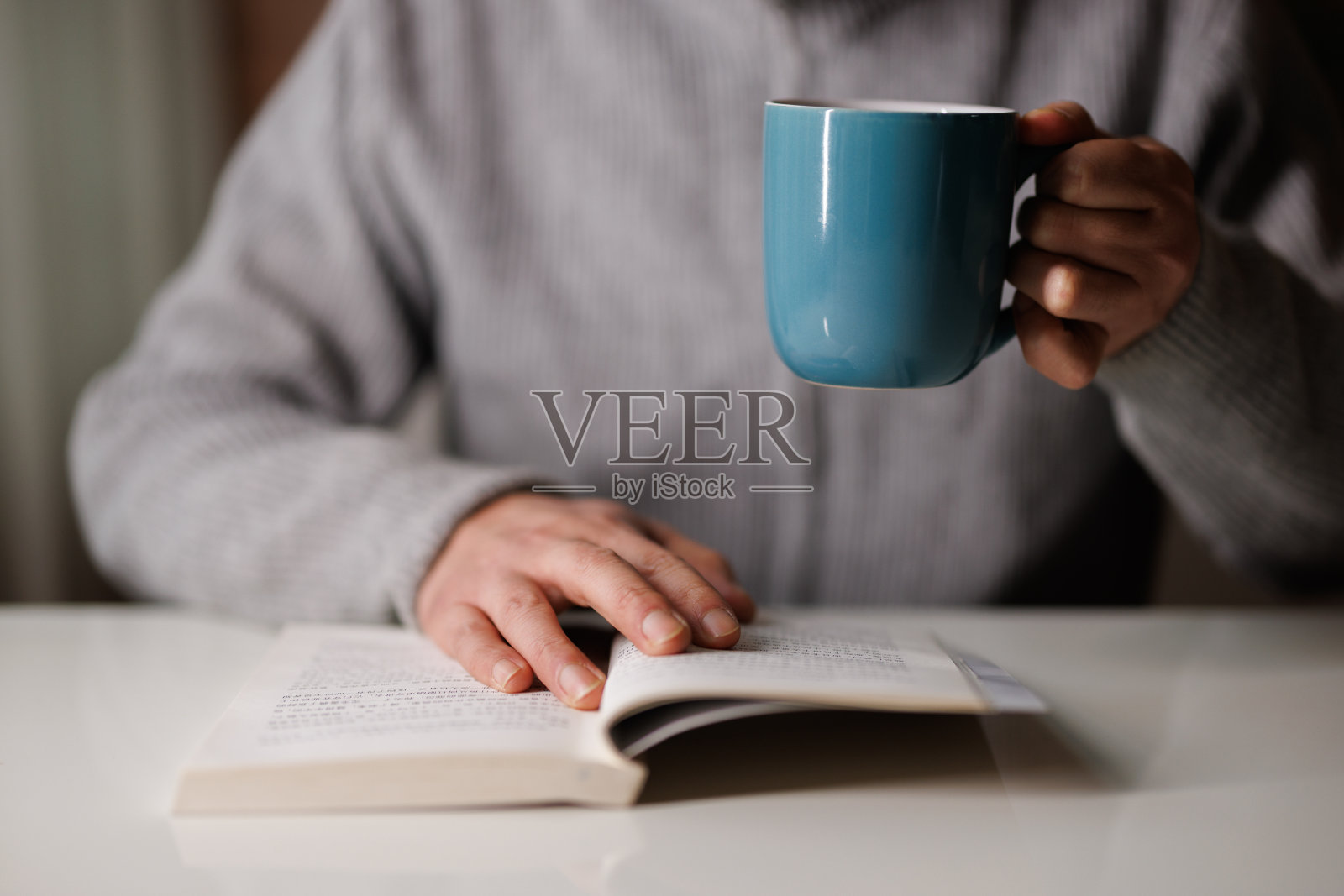 男人在客厅里看书喝咖啡照片摄影图片