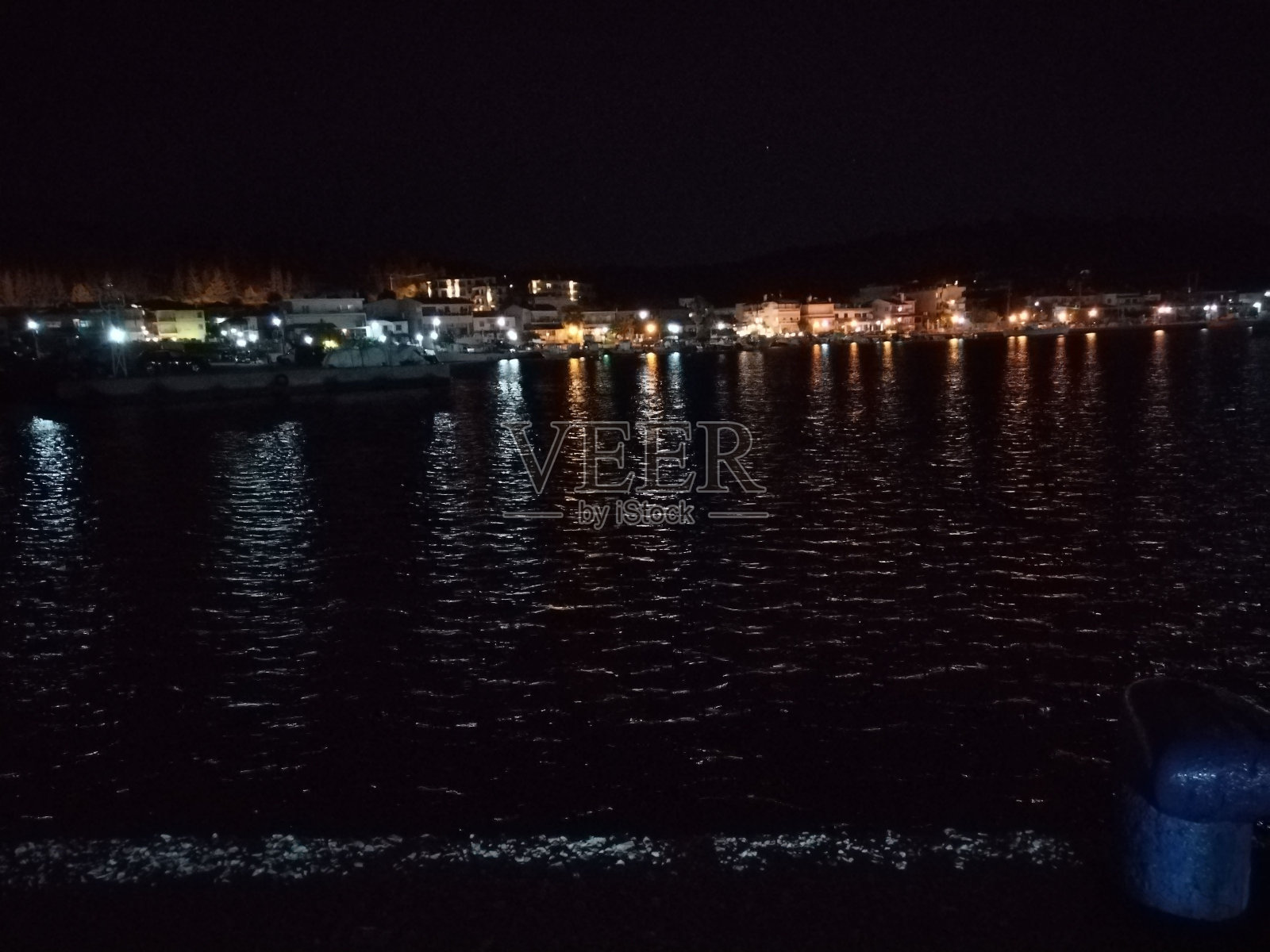 夜晚，在Halkidiki被建筑物包围的河码头照片摄影图片