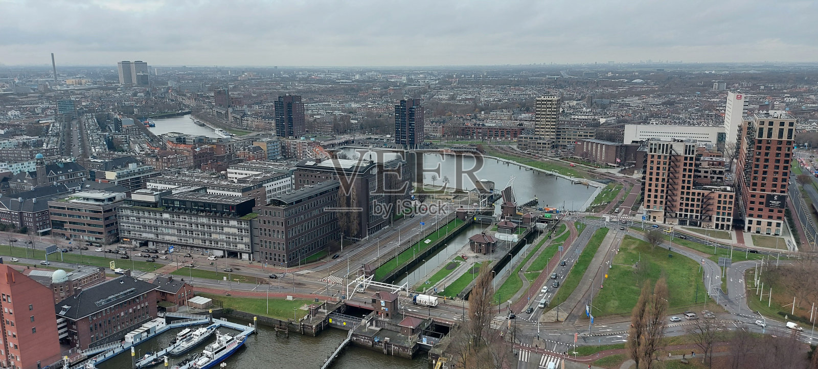 荷兰鹿特丹市的运河和高速公路的城市景观鸟瞰图照片摄影图片