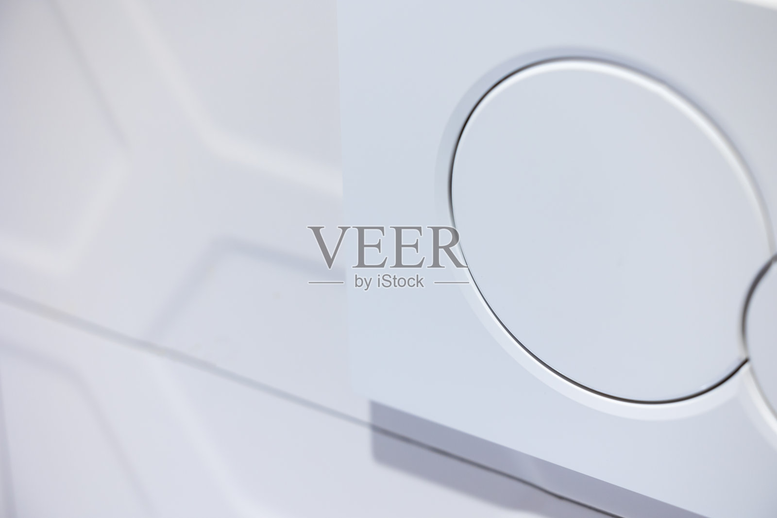 白色马桶冲水按钮的特写。照片摄影图片