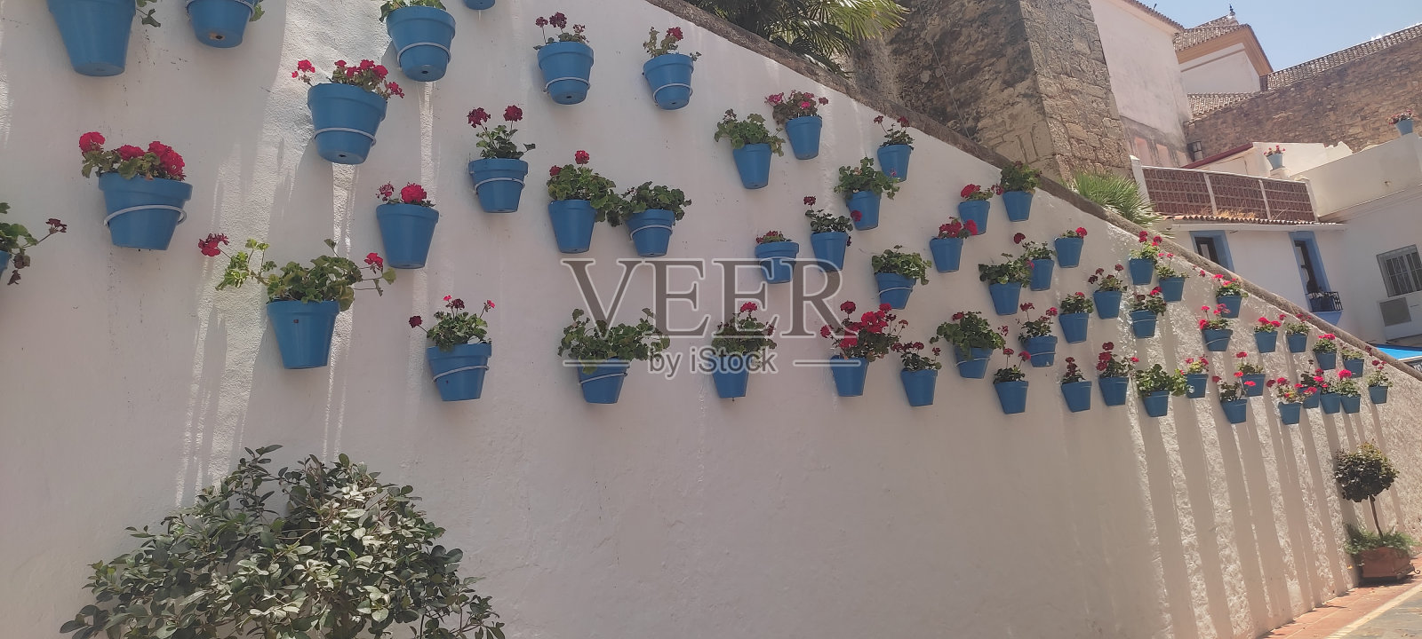 墙上的罐子照片摄影图片