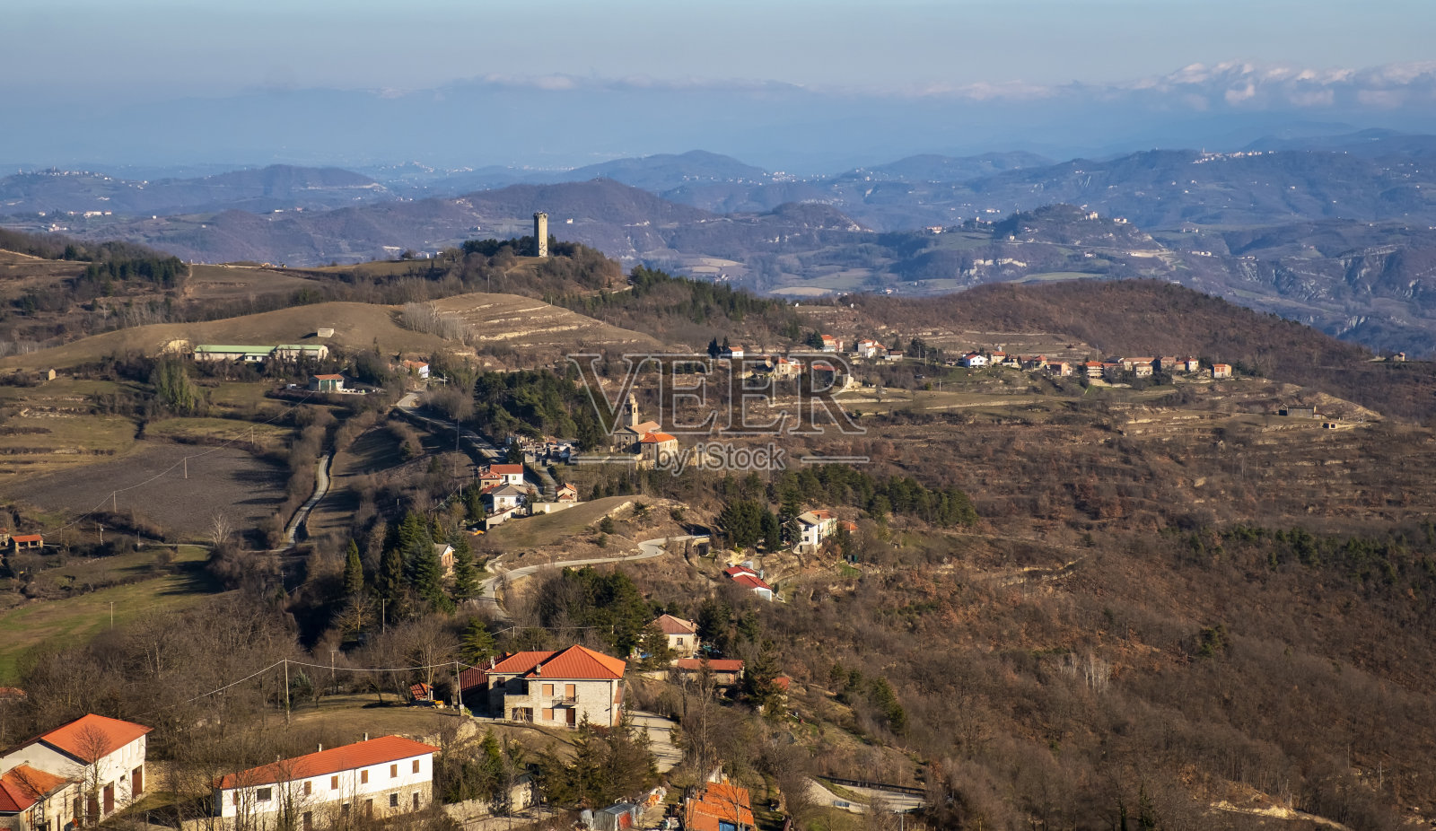 Roccaverano村庄和山丘的冬季全景。彩色图像照片摄影图片