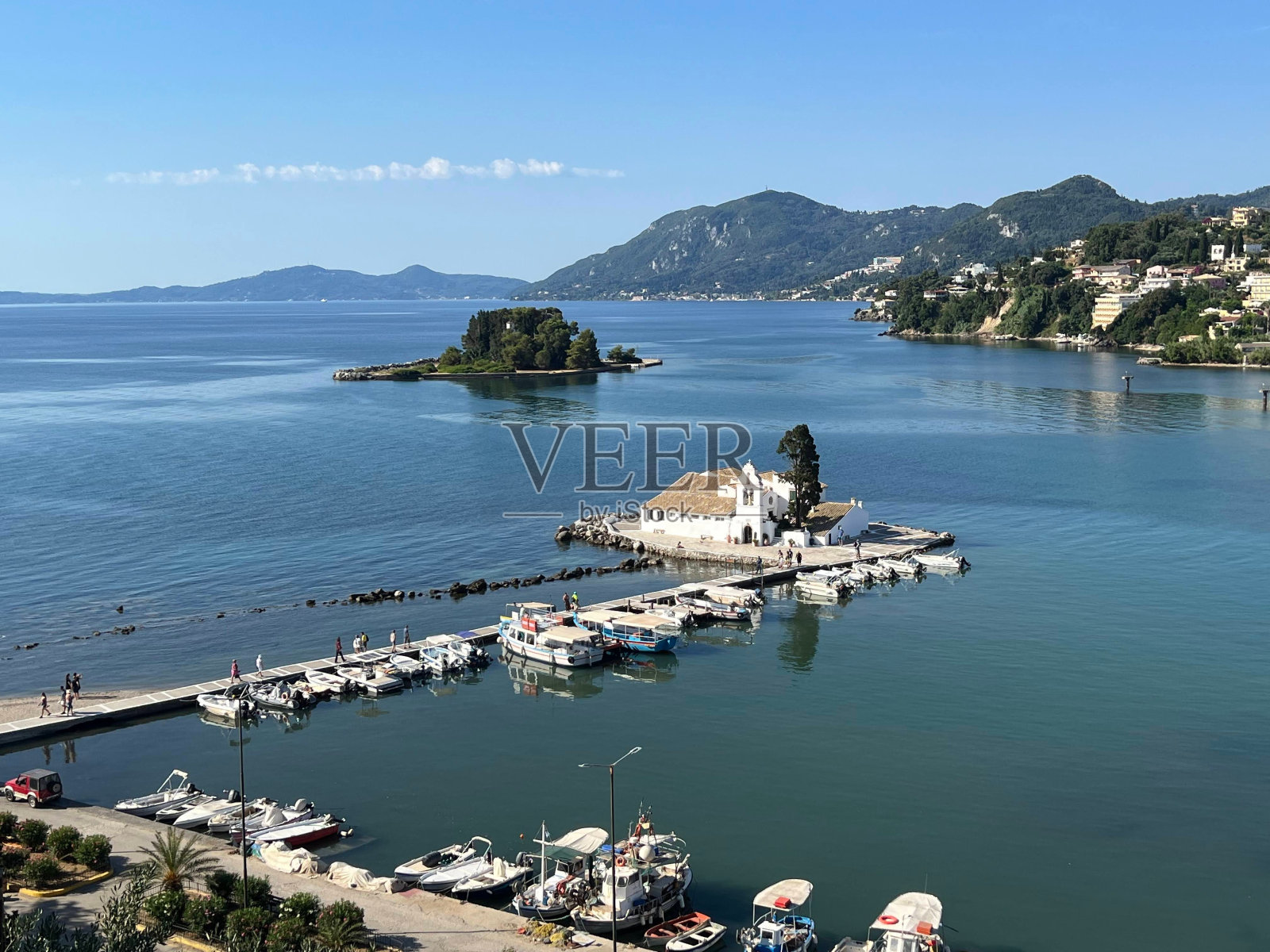 高角度拍摄的港口充满了白色的船只在海上在蓝天下照片摄影图片