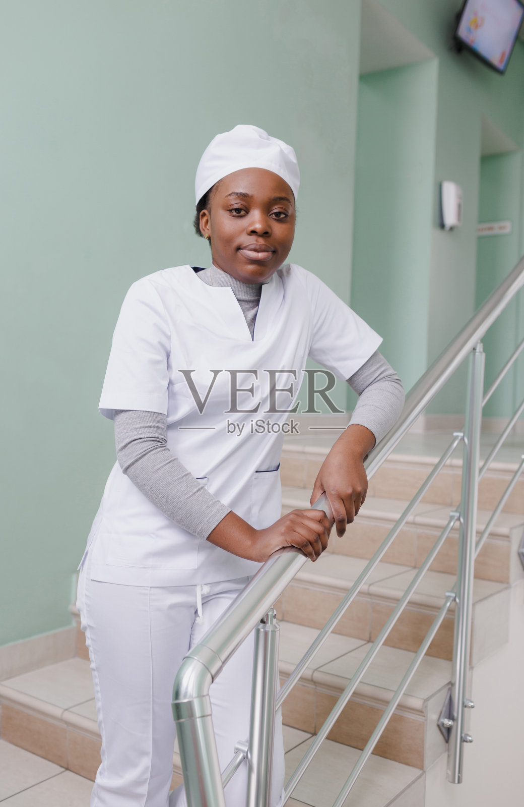 在Covid - 19冠状病毒大流行期间，非裔美国护士站在楼梯上医护人员。照片摄影图片