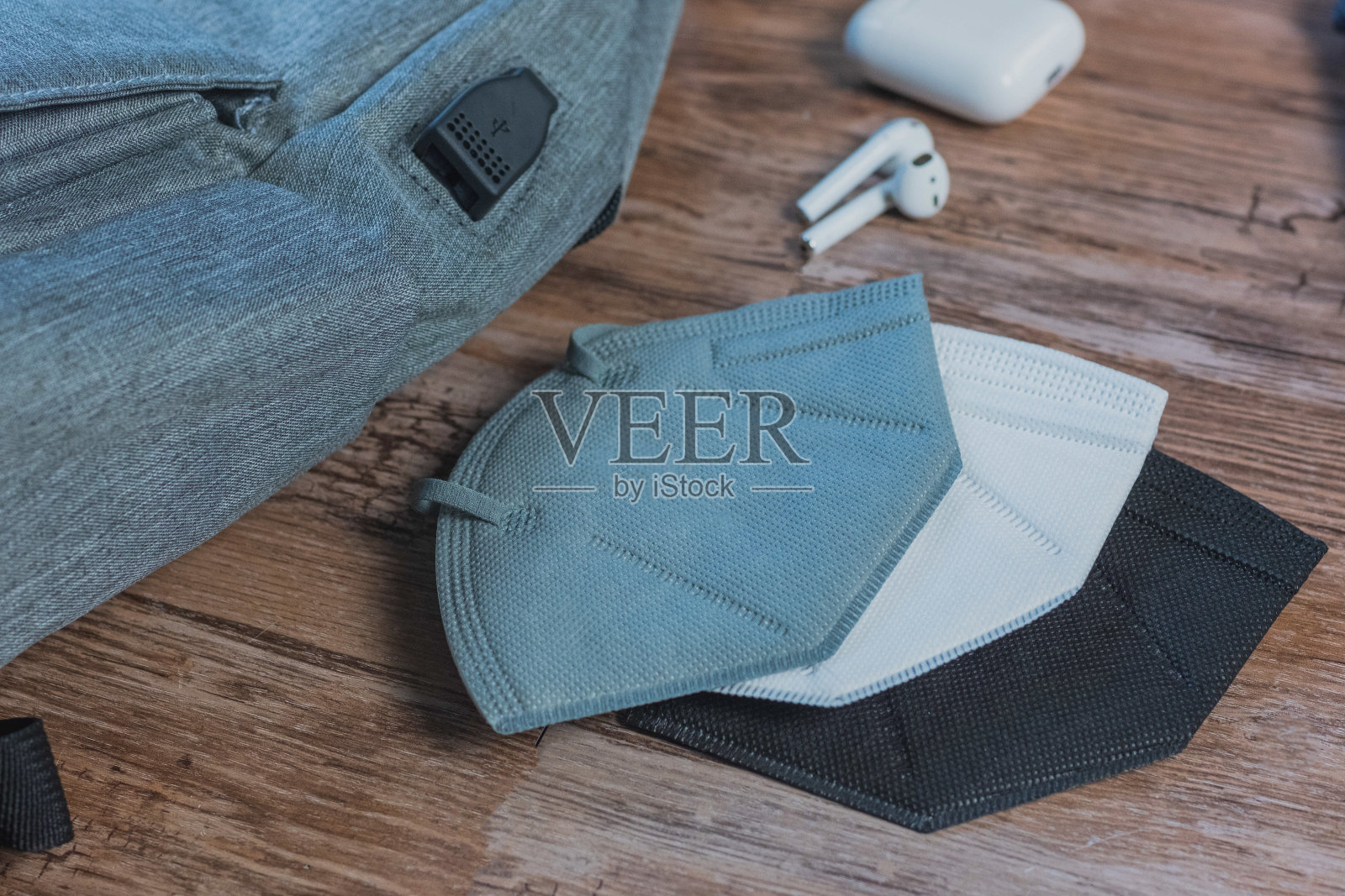 在明亮的桌子上接近口罩。预防冠状病毒、流感和其他空气传播照片摄影图片