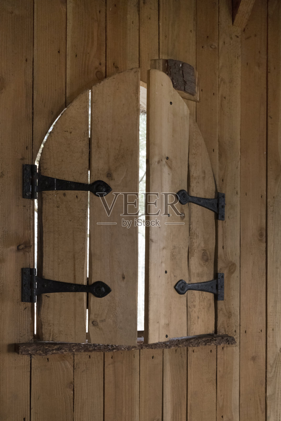 古老的木制哥特式窗户照片摄影图片