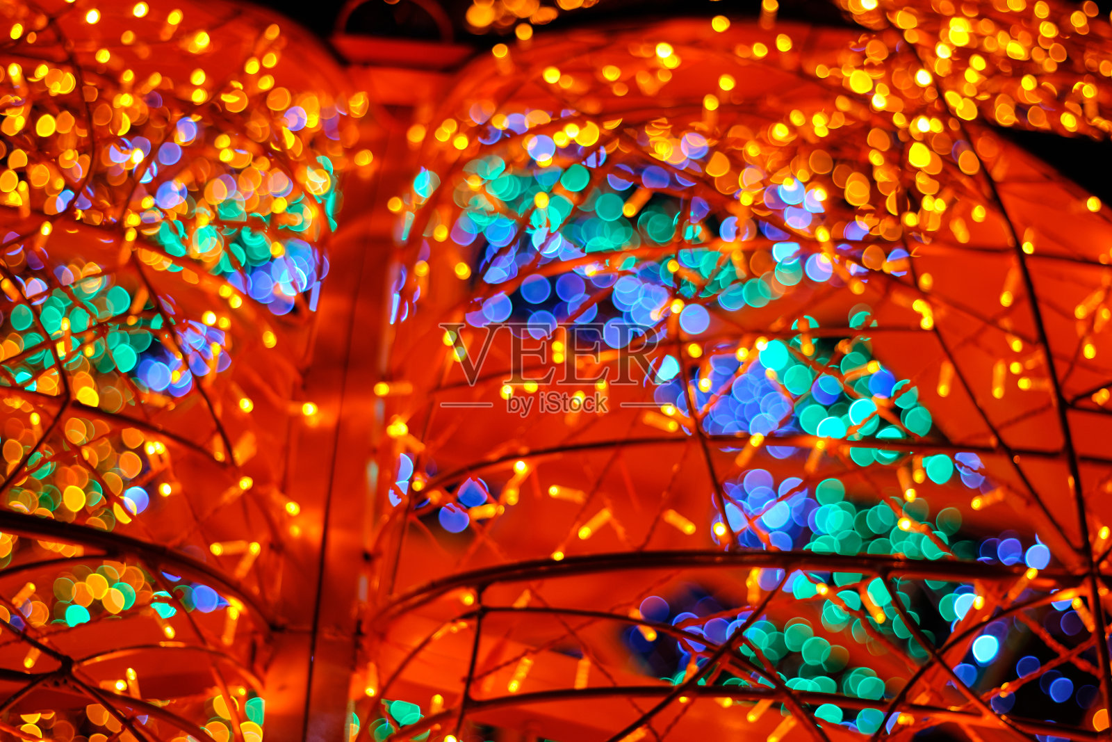 圣诞节或万圣节购物中心里闪闪发光的装饰LED灯照片摄影图片