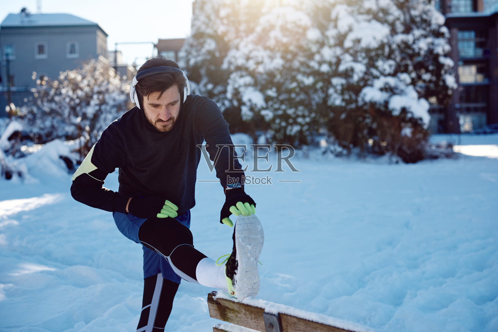在大雪纷飞的冬日里，运动员正在为运动训练热身。照片摄影图片