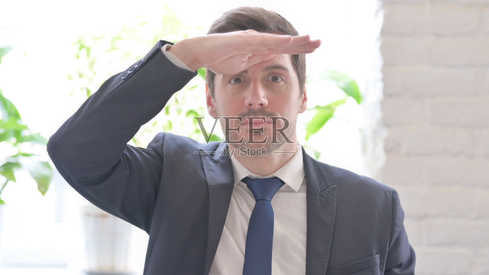 年轻商人在办公室寻找机会照片摄影图片